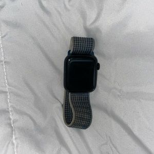 2022 apple watch se in midnight with band. Bought for $250. In great shape.